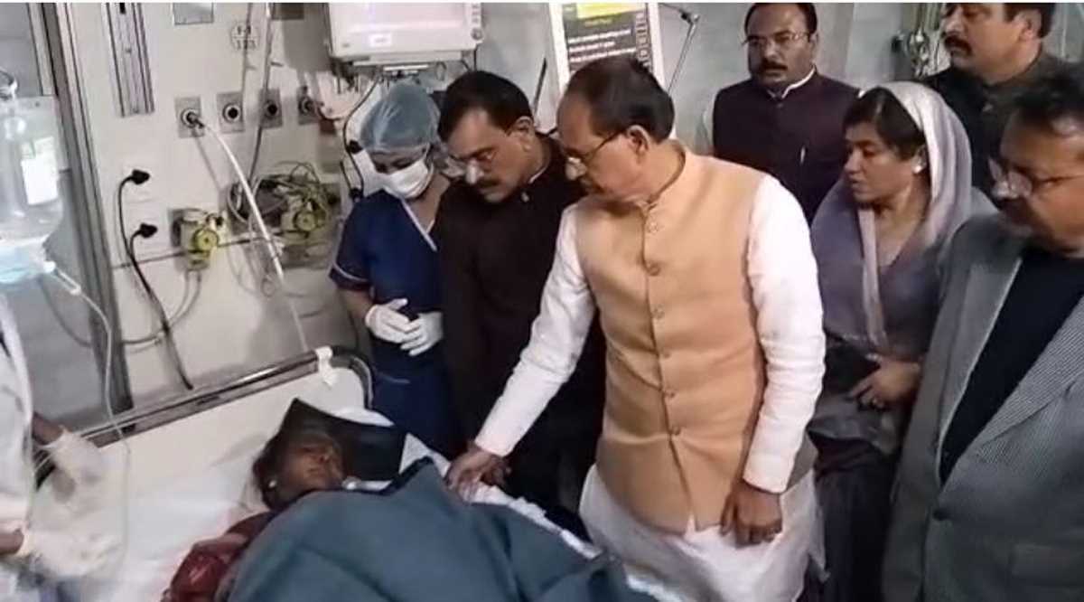 मप्र : रीवा अस्पताल में घायलों से मिले शिवराज मप्र : रीवा अस्पताल में घायलों से मिले शिवराज